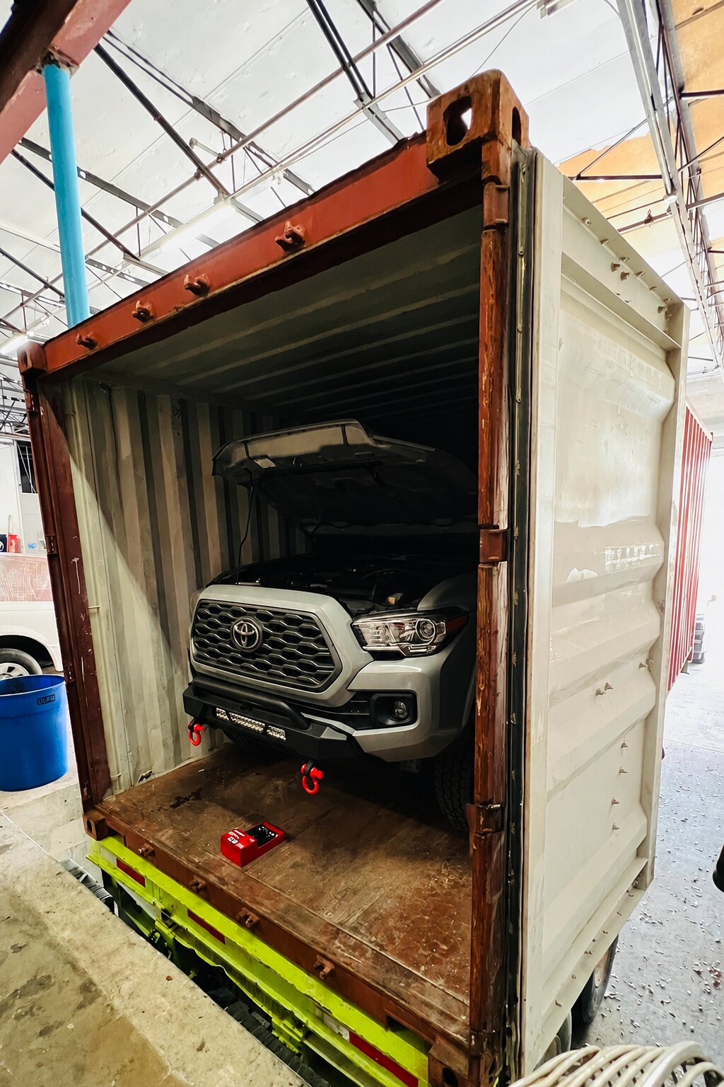 Camioneta Toyota preparada dentro del contenedor