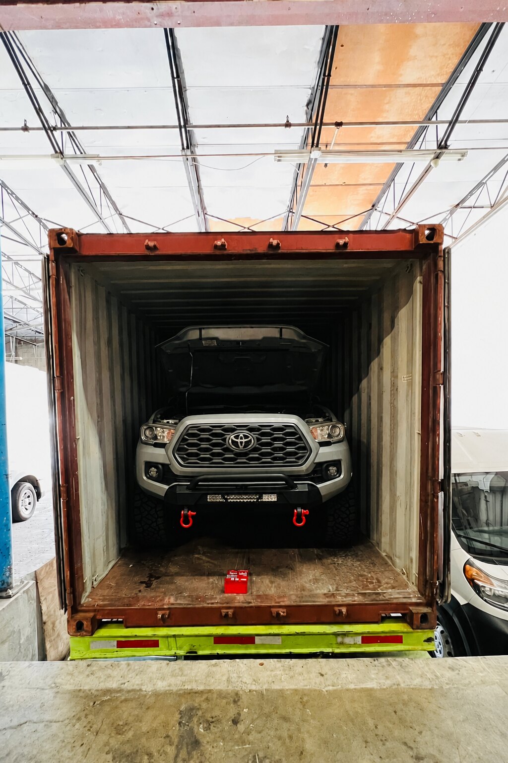 Vista frontal de una camioneta Toyota dentro del contenedor