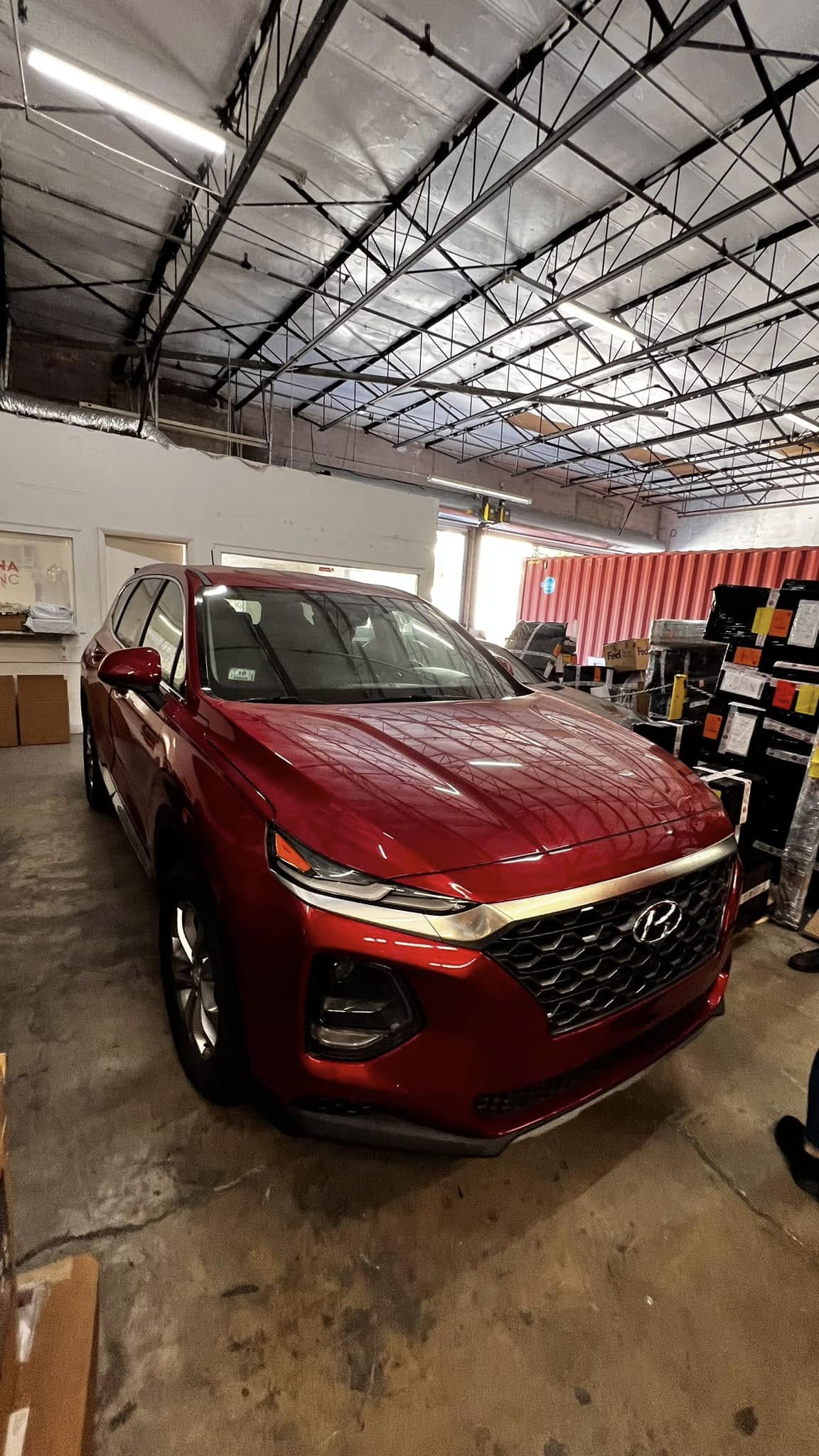 Hyundai rojo preparado para su envío