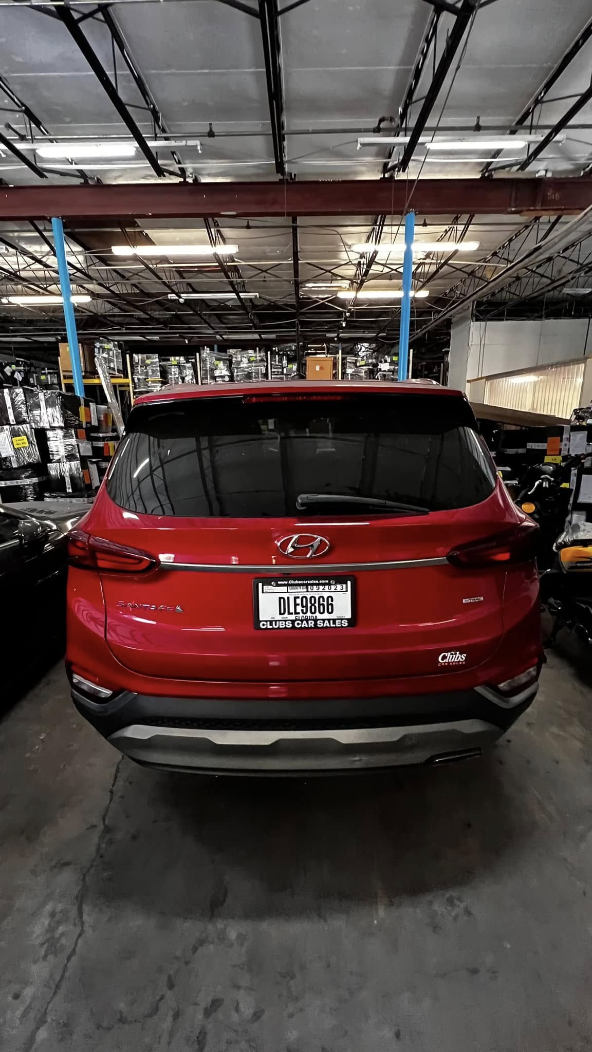 Vista trasera de un Hyundai Santa Fe rojo