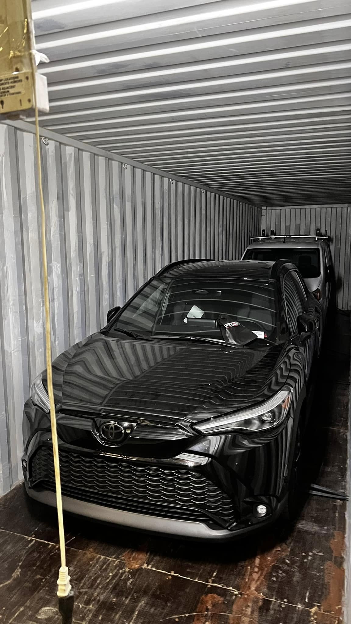 Toyota asegurado dentro de un contenedor