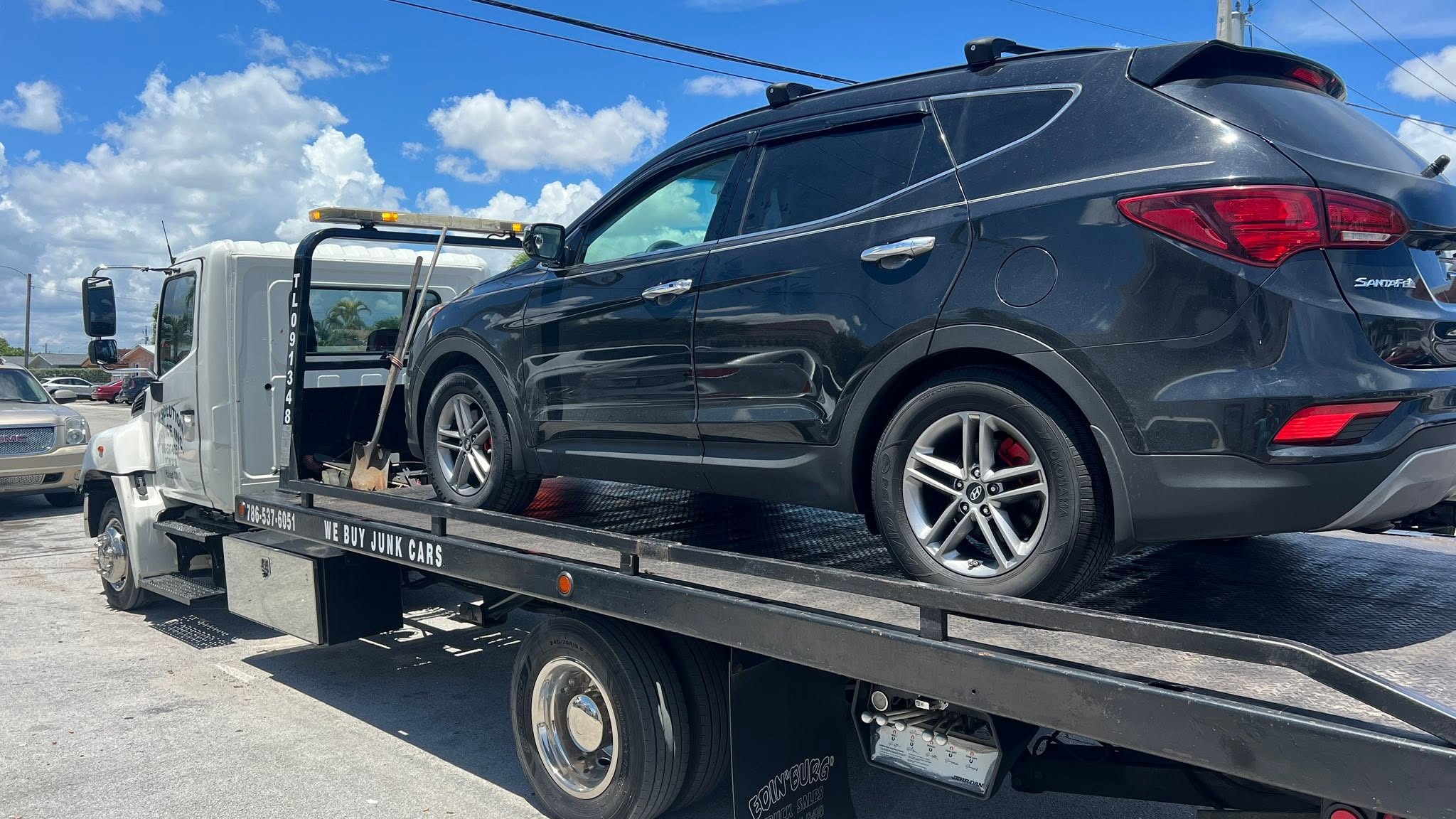 SUV transportado en grúa
