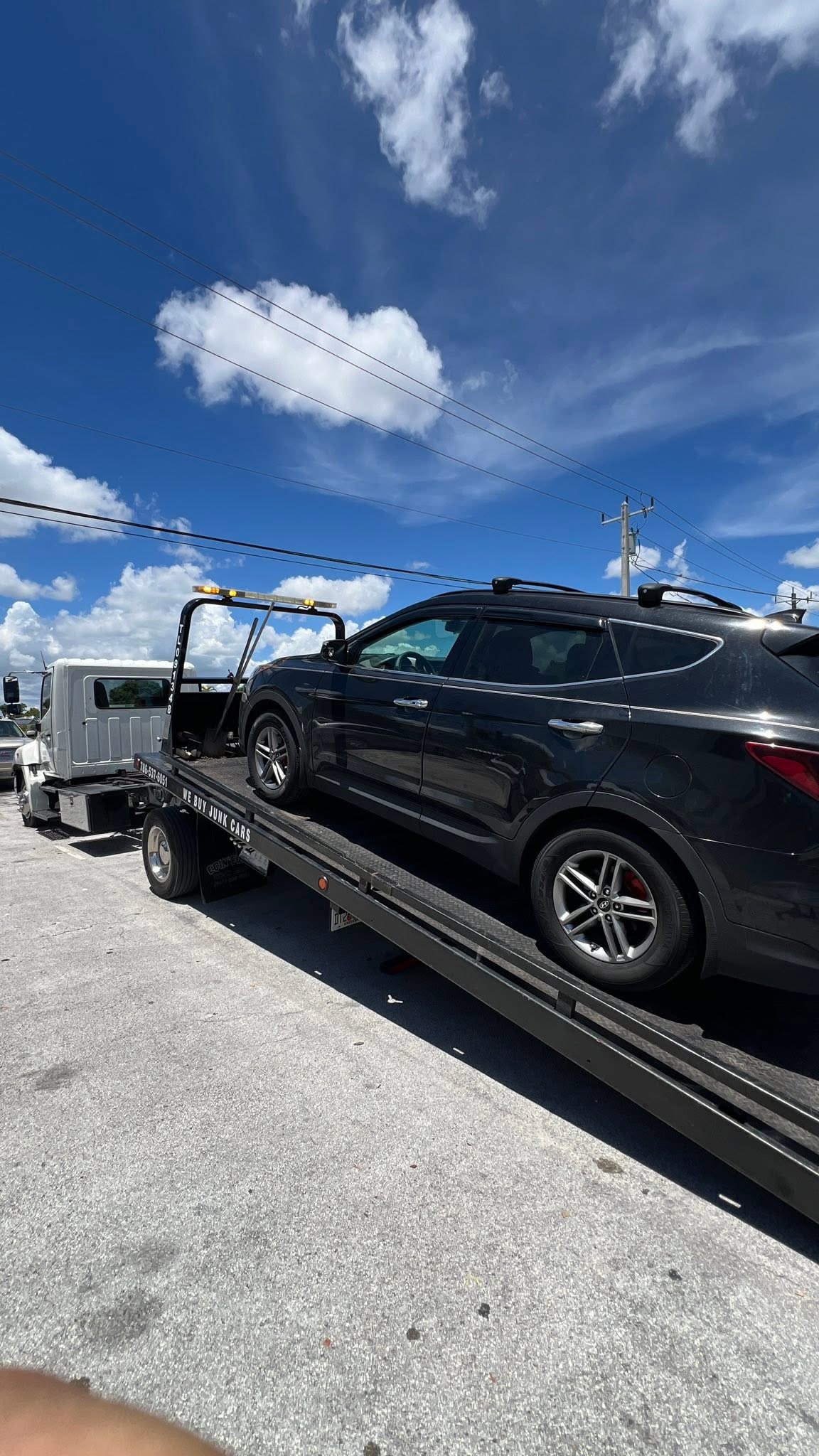 SUV asegurado sobre una grúa