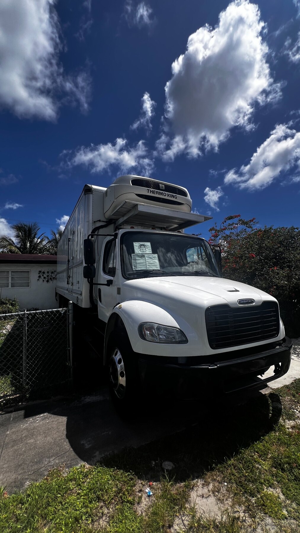 Camión Freightliner refrigerado listo para el proceso de envío
