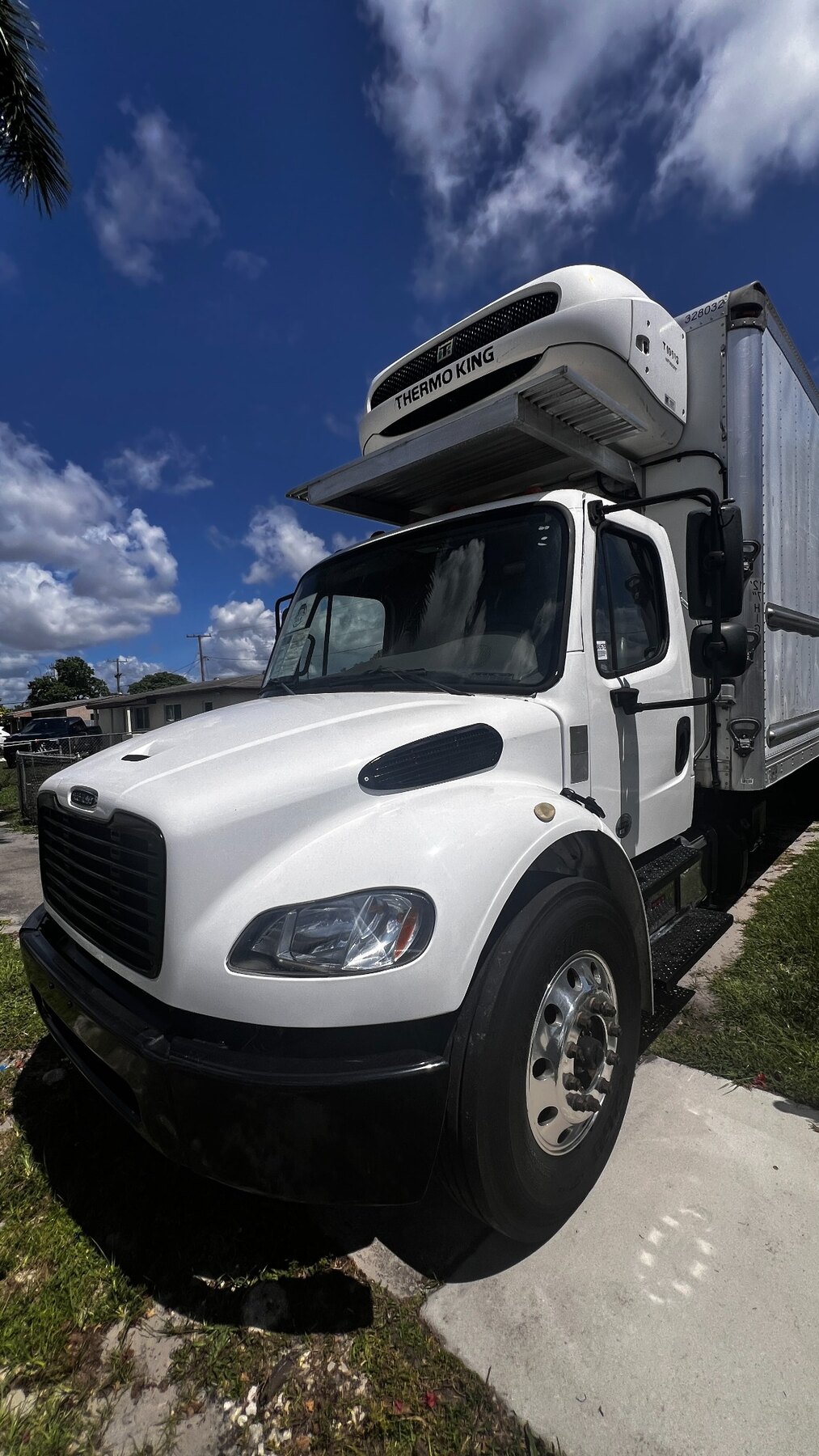 Vista de la cabina de un camión Freightliner refrigerado