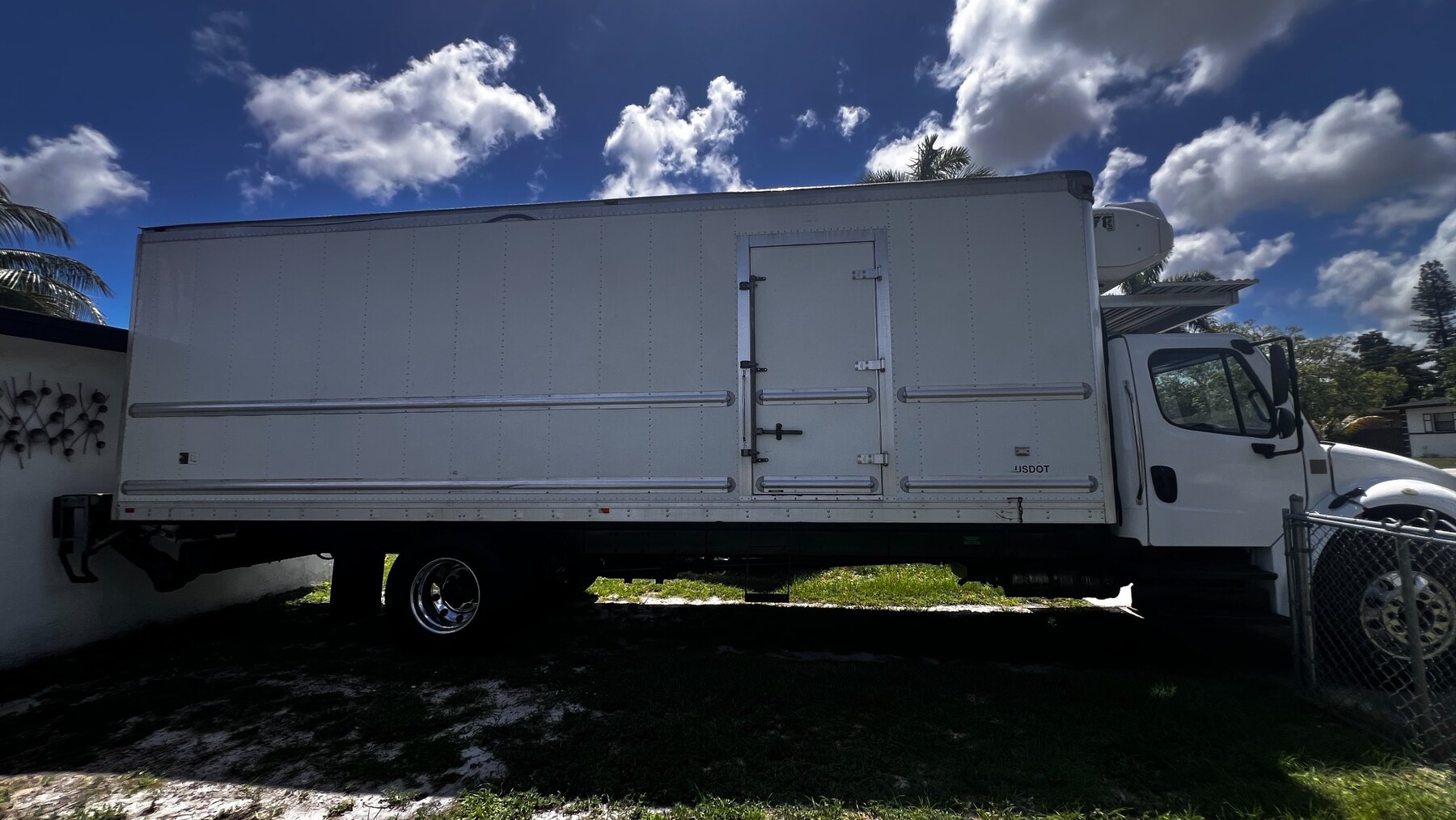 Vista lateral completa de un camión Freightliner refrigerado