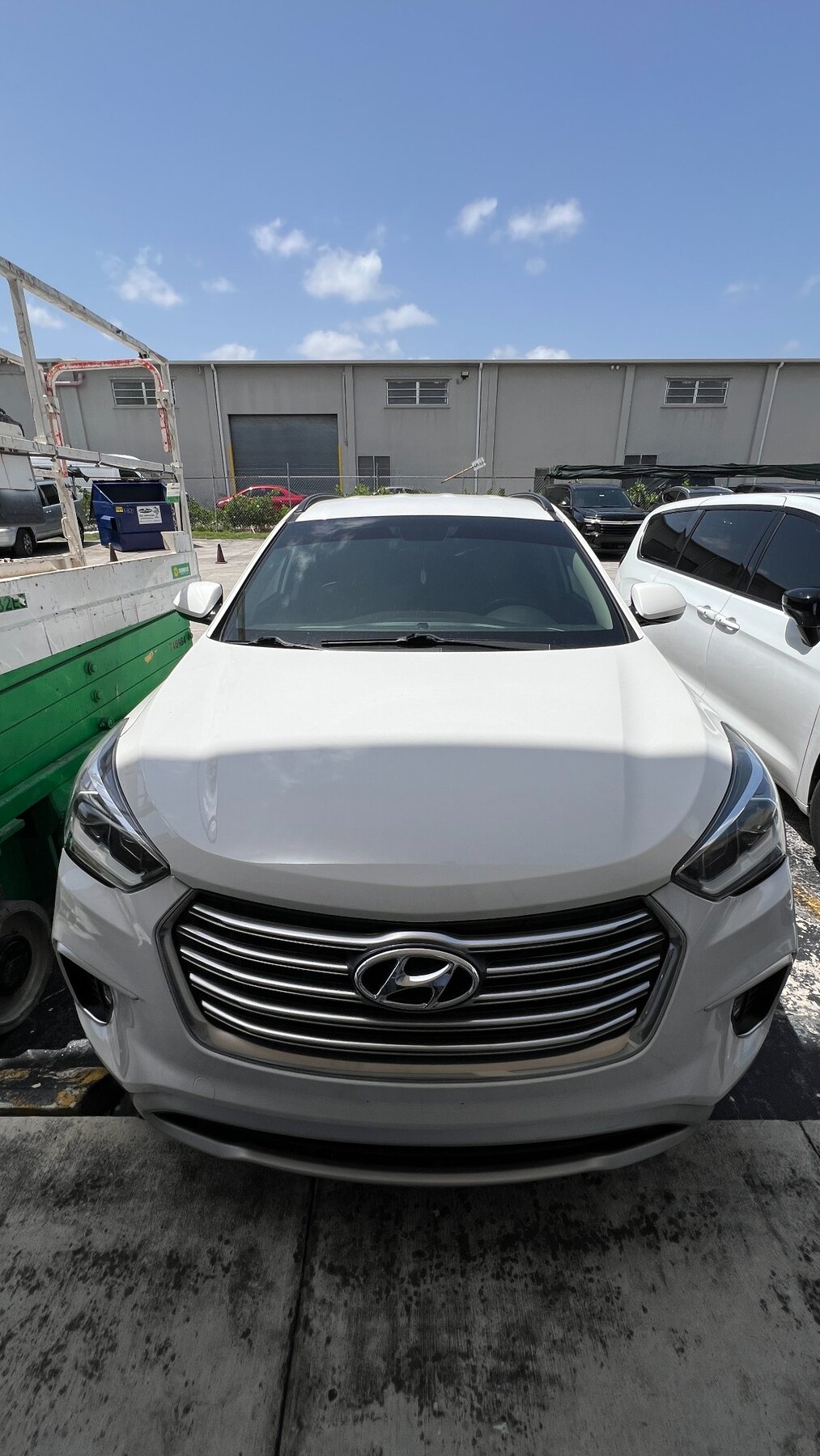 Vista frontal de un Hyundai SUV preparado para transporte