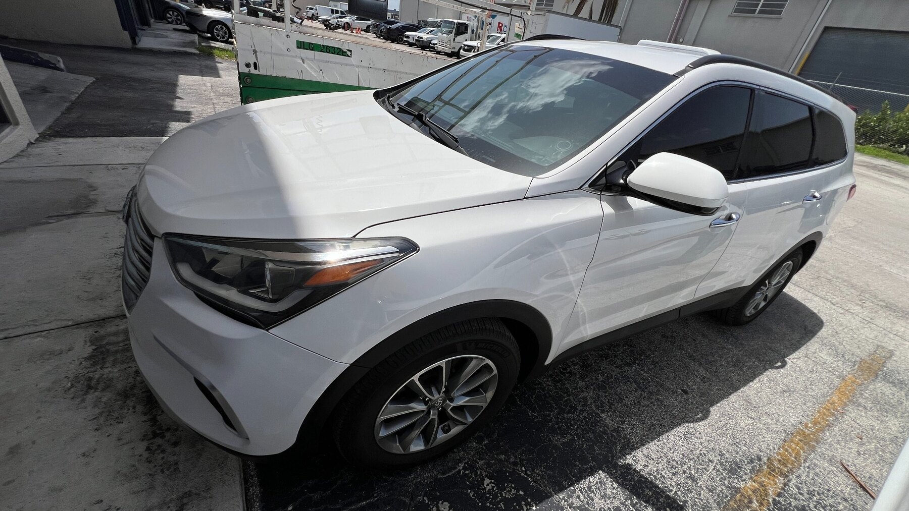 Vista lateral de un Hyundai SUV