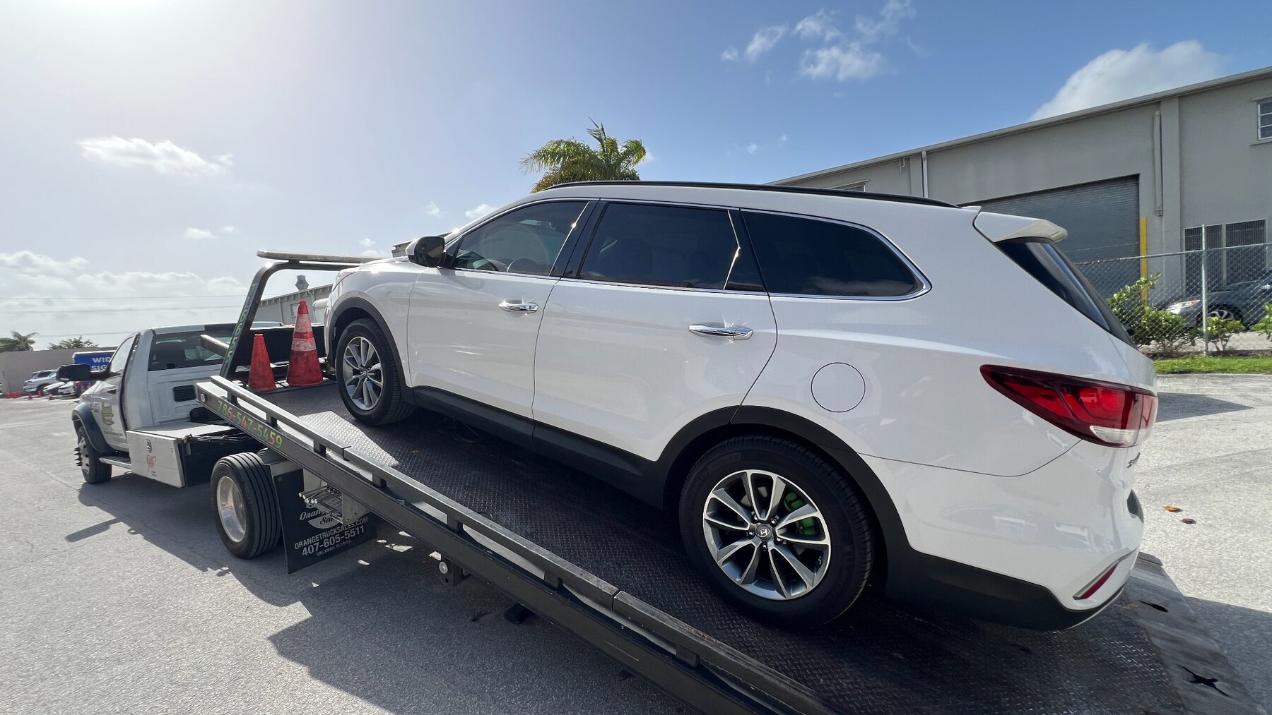 Hyundai SUV recogido en una grúa