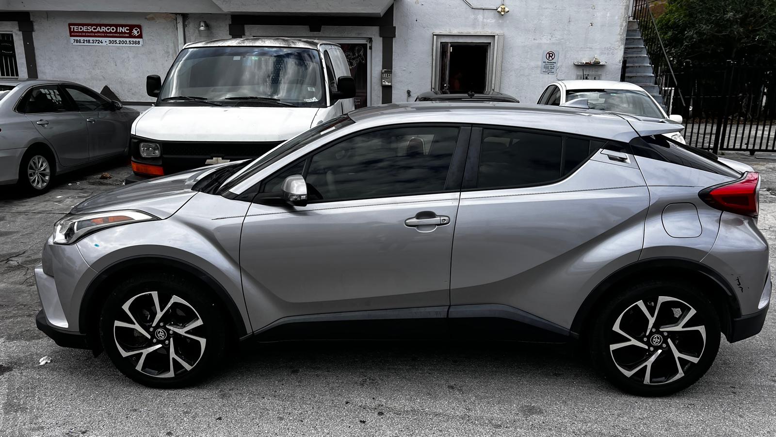 Vista lateral de un Toyota C-HR preparado para envío