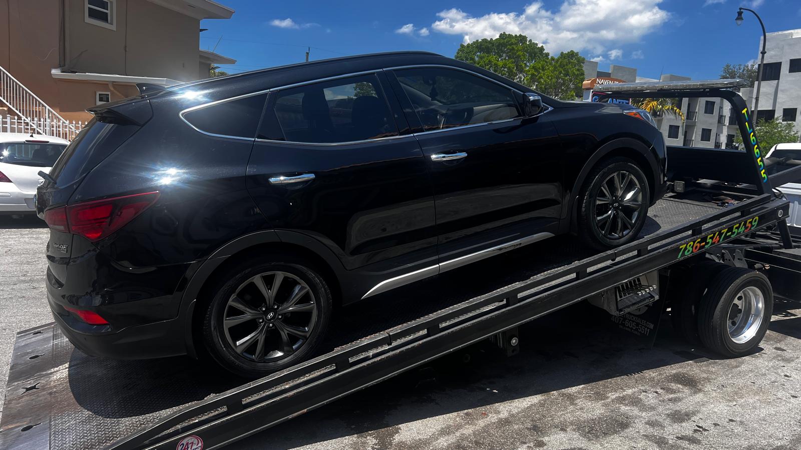 Hyundai Santa Fe recogido en una grúa