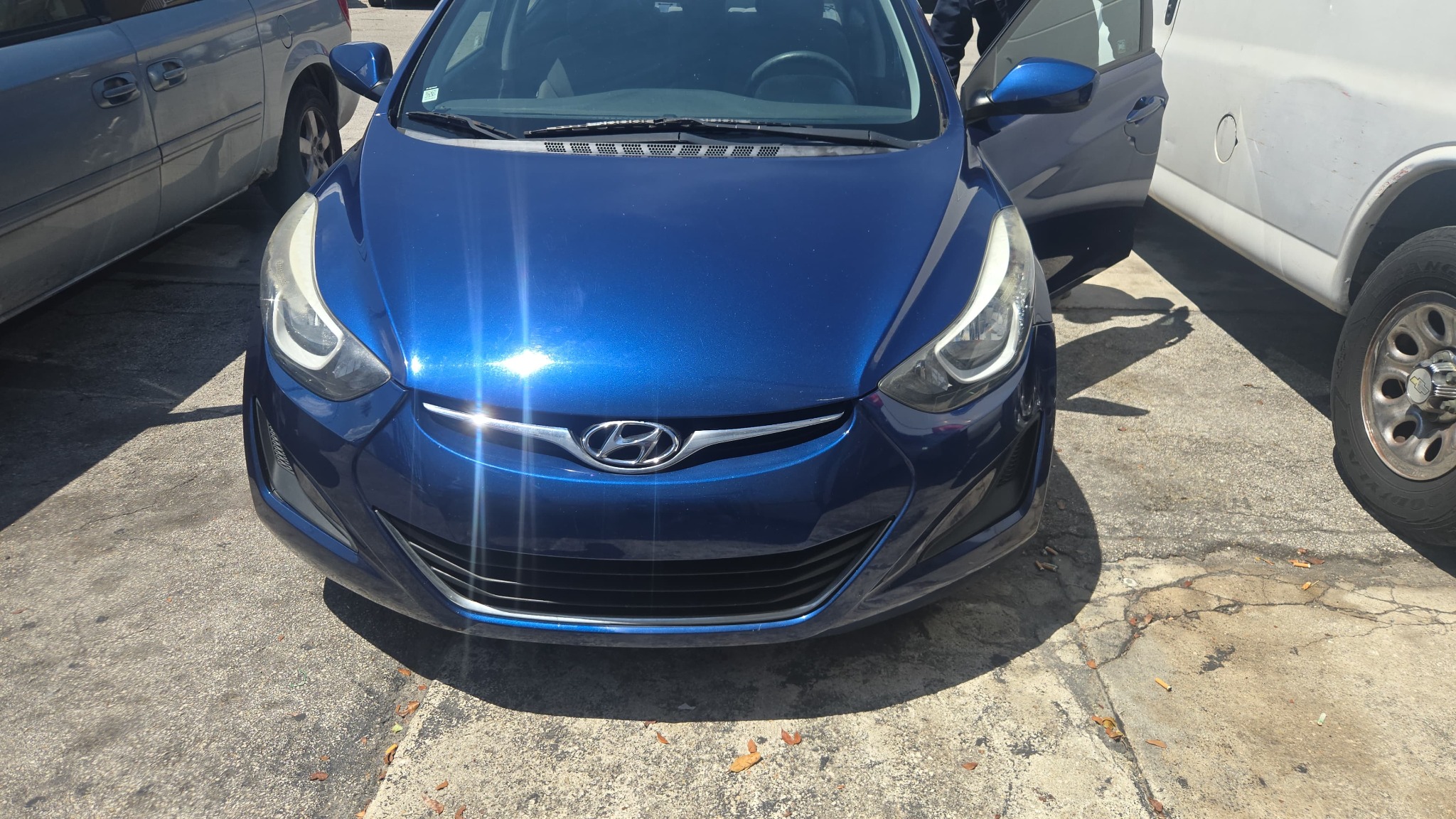 Vista frontal de un Hyundai Elantra preparado para envío