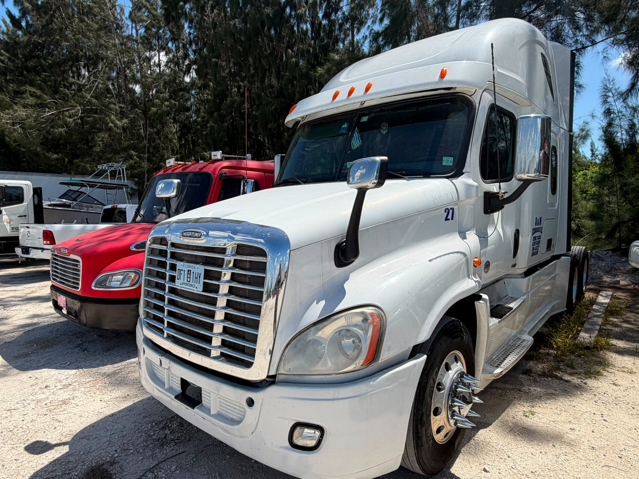Camión Freightliner preparado para el proceso de envío