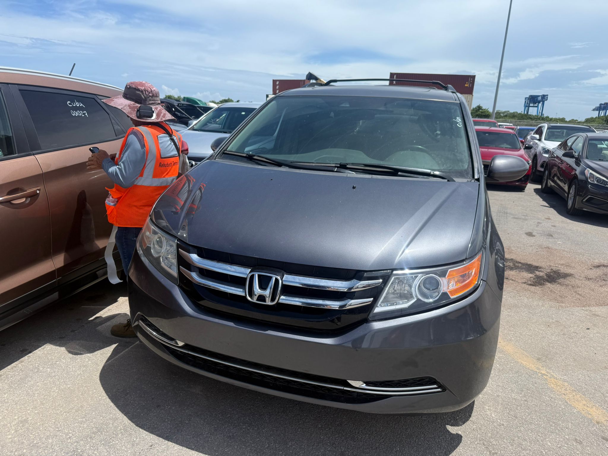 Honda Odyssey inspeccionado antes del proceso de envío