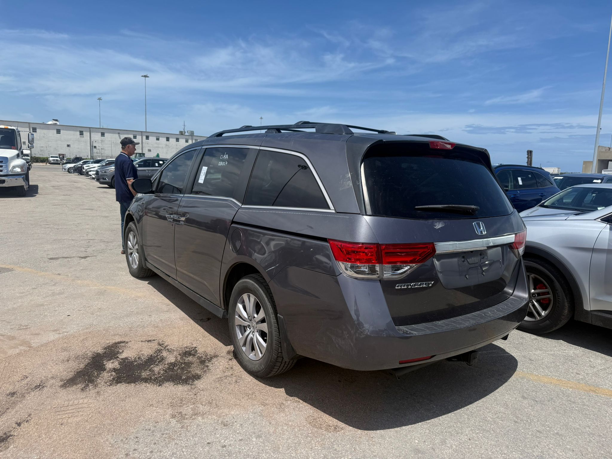 Vista trasera de un Honda Odyssey preparado para envío