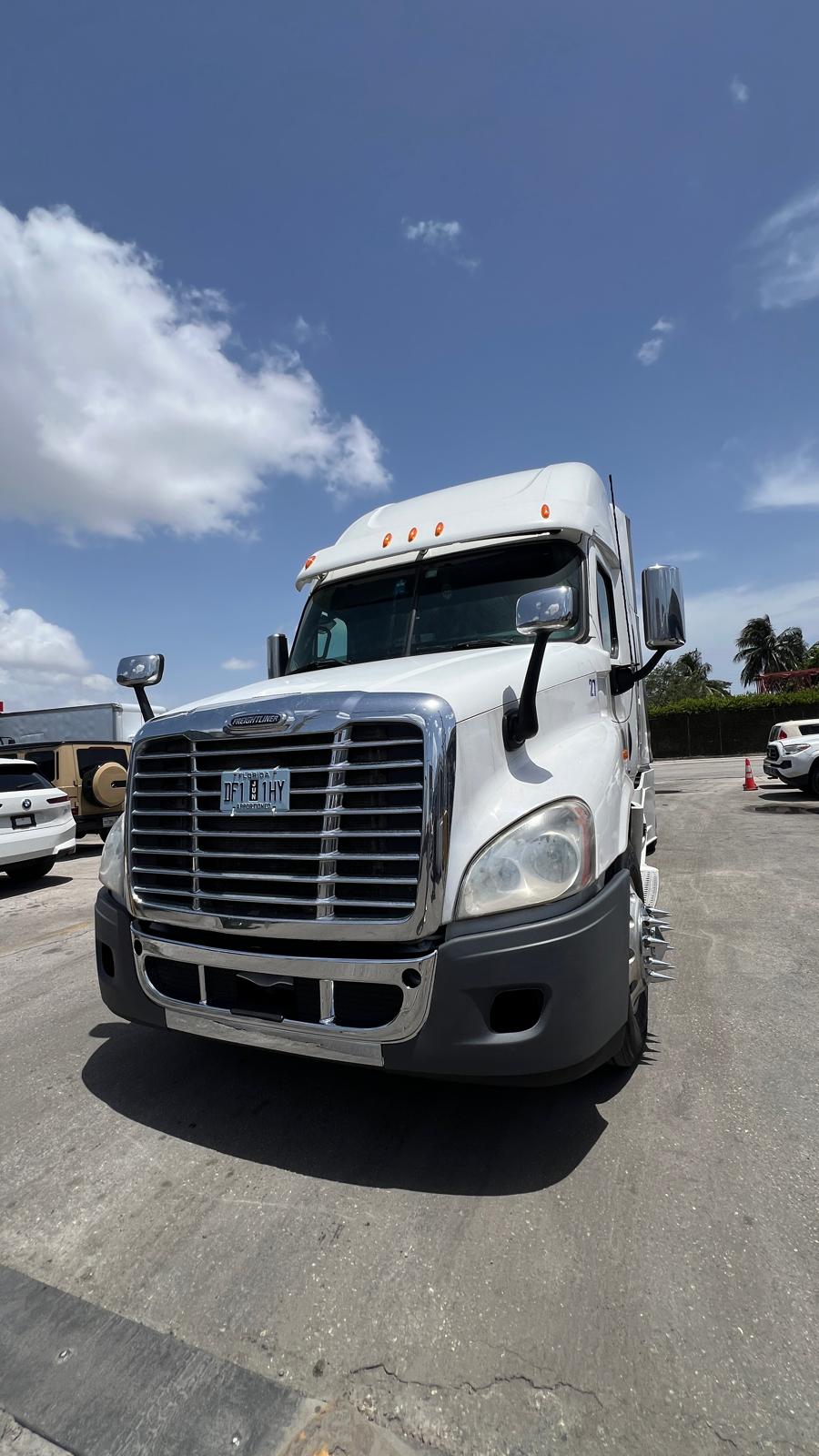 Vista frontal de un camión Freightliner en el área de embarque