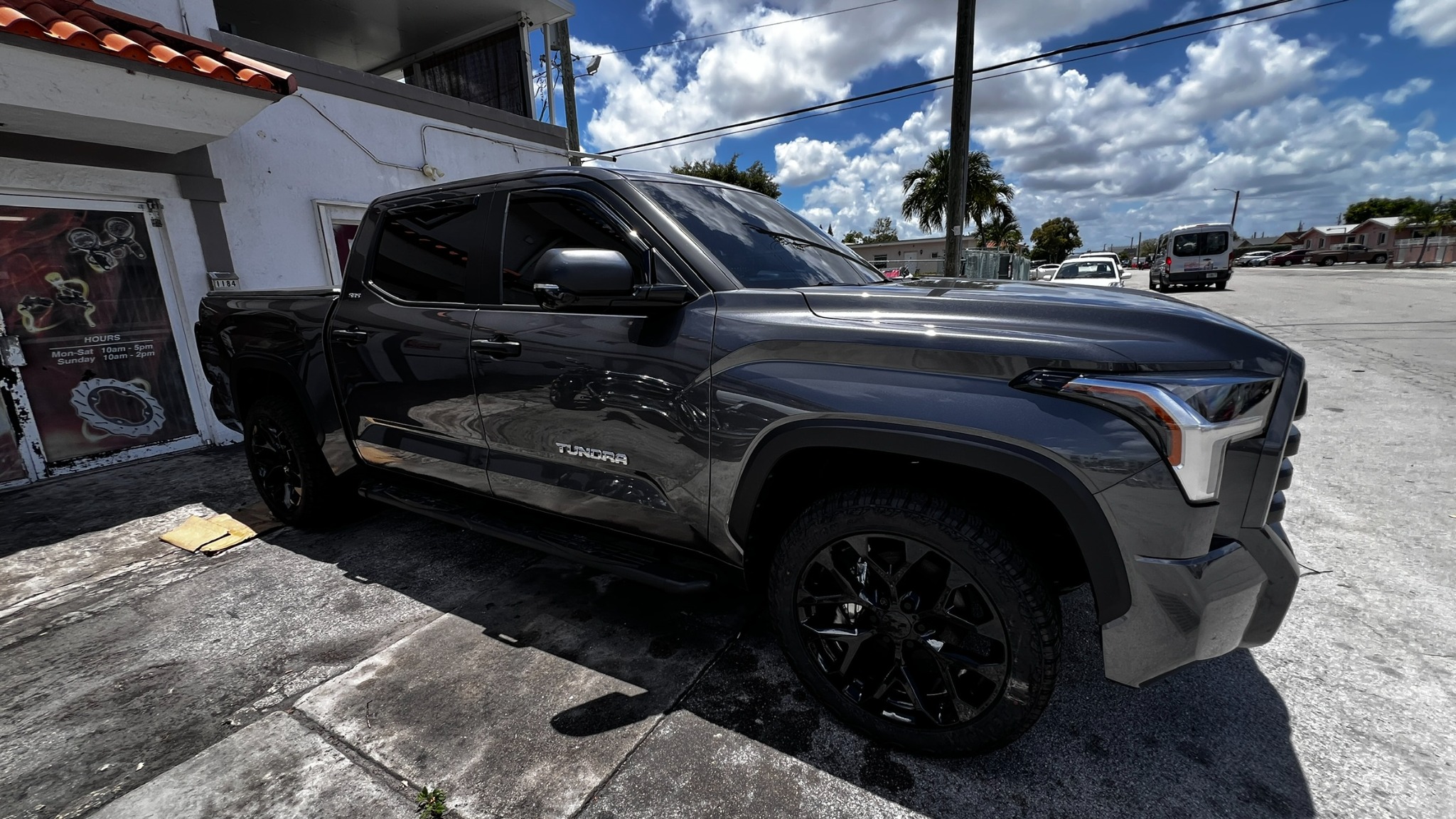 Vista lateral de una Toyota Tundra preparada para recogida
