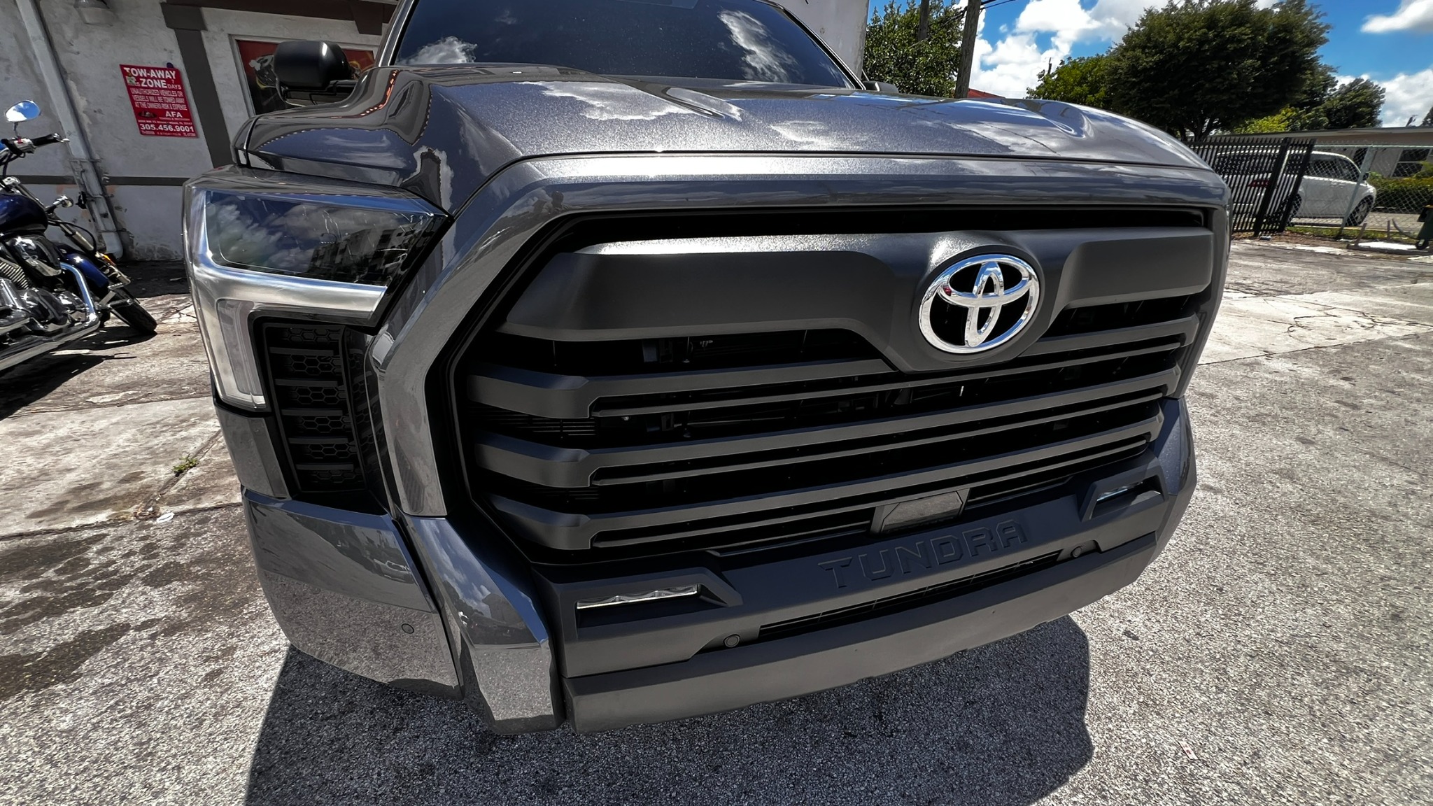 Vista frontal de una Toyota Tundra inspeccionada antes del envío