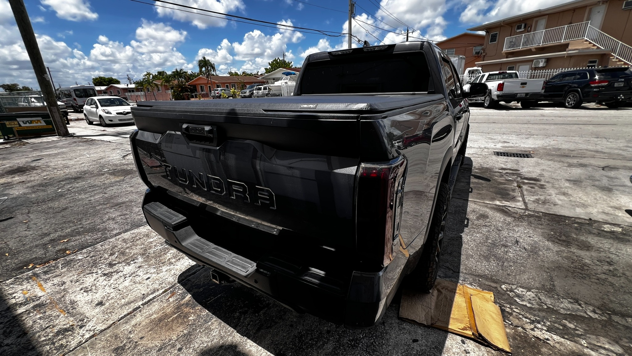 Vista trasera de una Toyota Tundra preparada para transporte