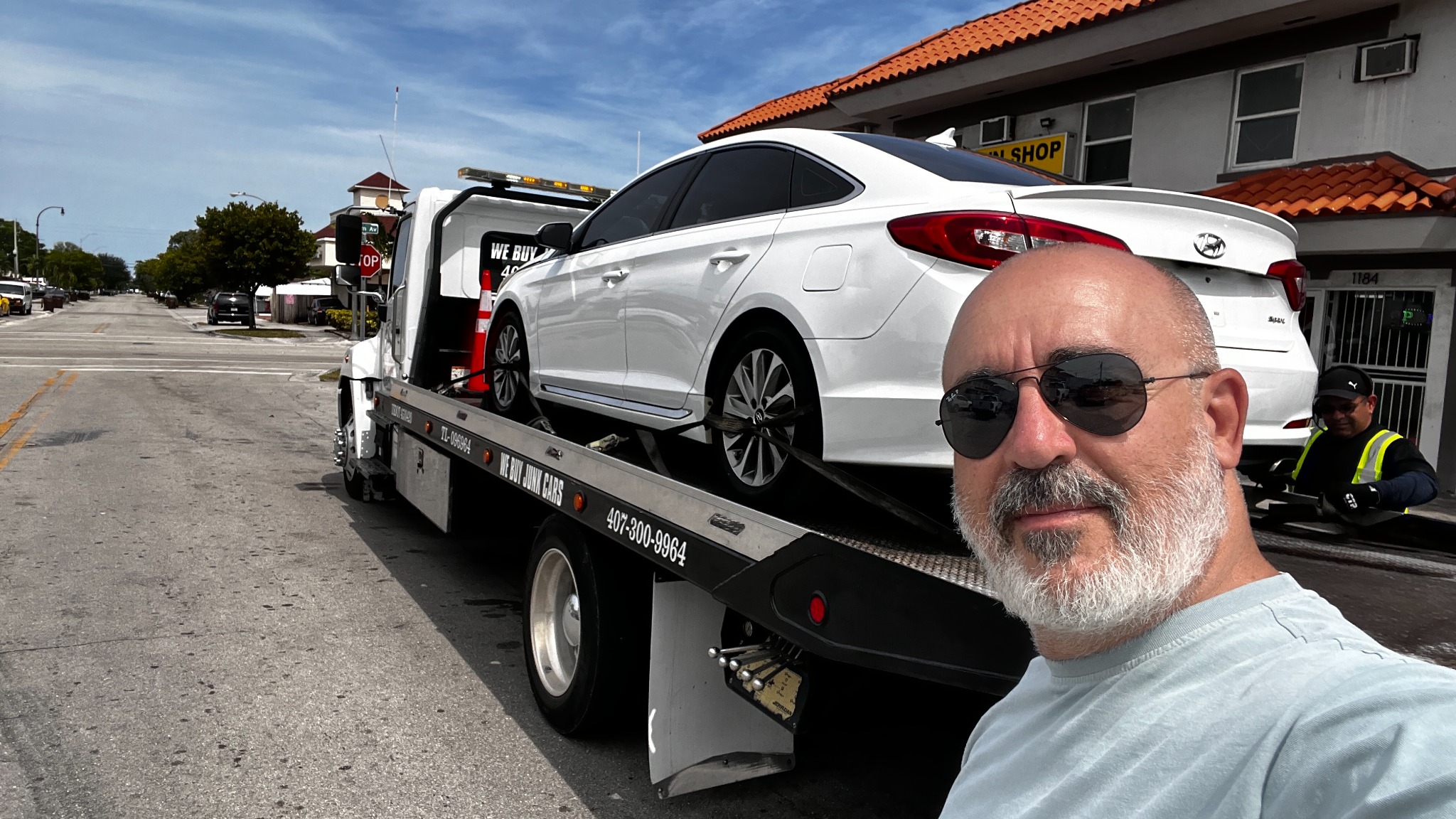 Hyundai Sonata recogido para su proceso de envío