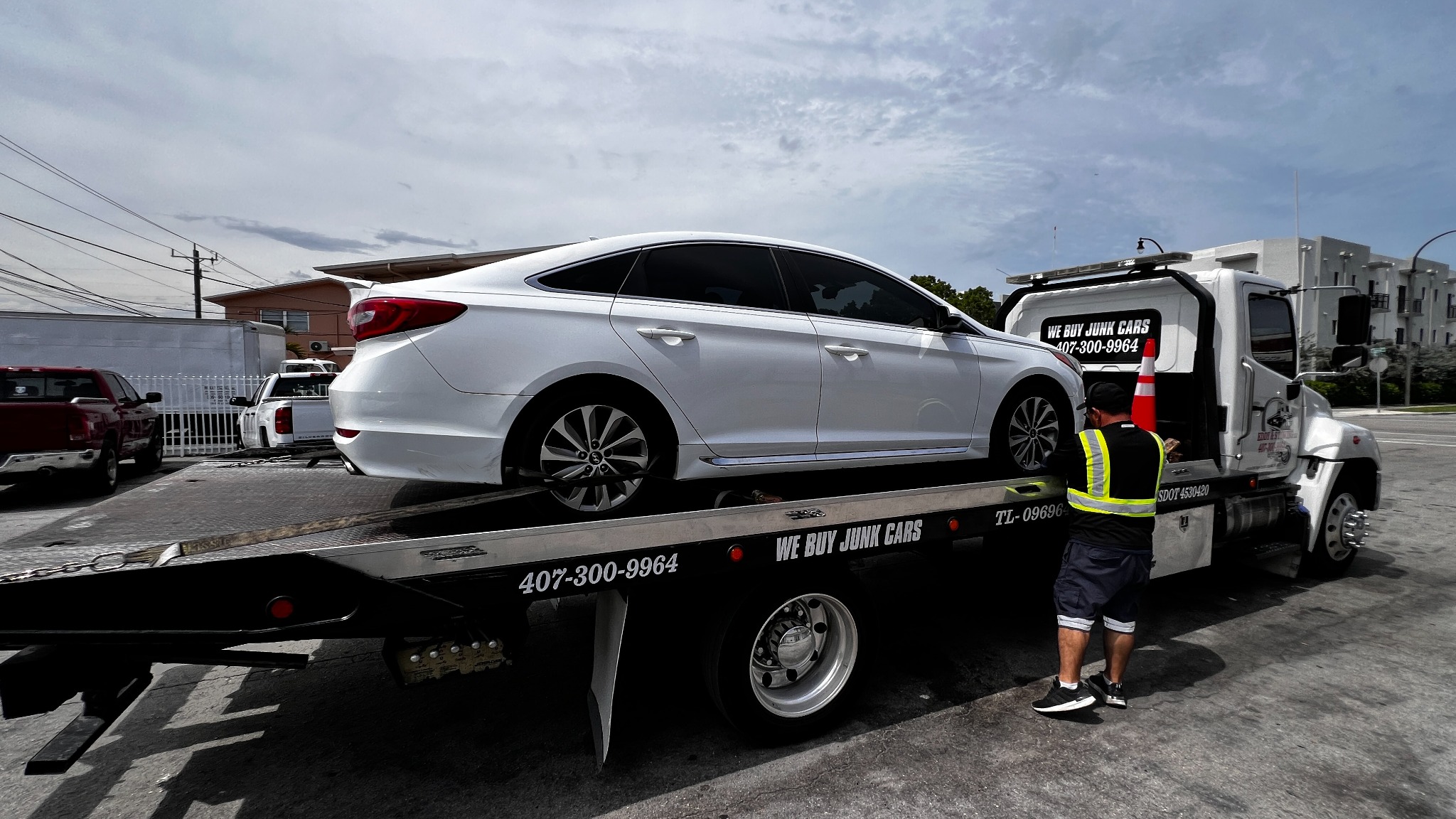 Hyundai Sonata asegurado en una grúa