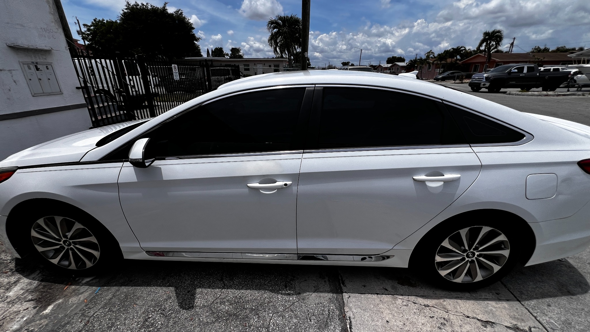 Vista lateral de un Hyundai Sonata preparado para envío