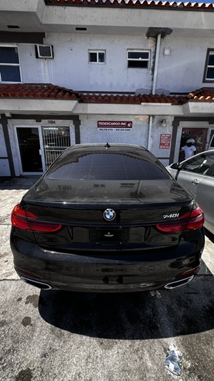 Vista trasera de un BMW 740i preparado para recogida