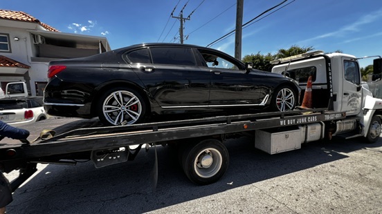 BMW 740i listo para ser transportado