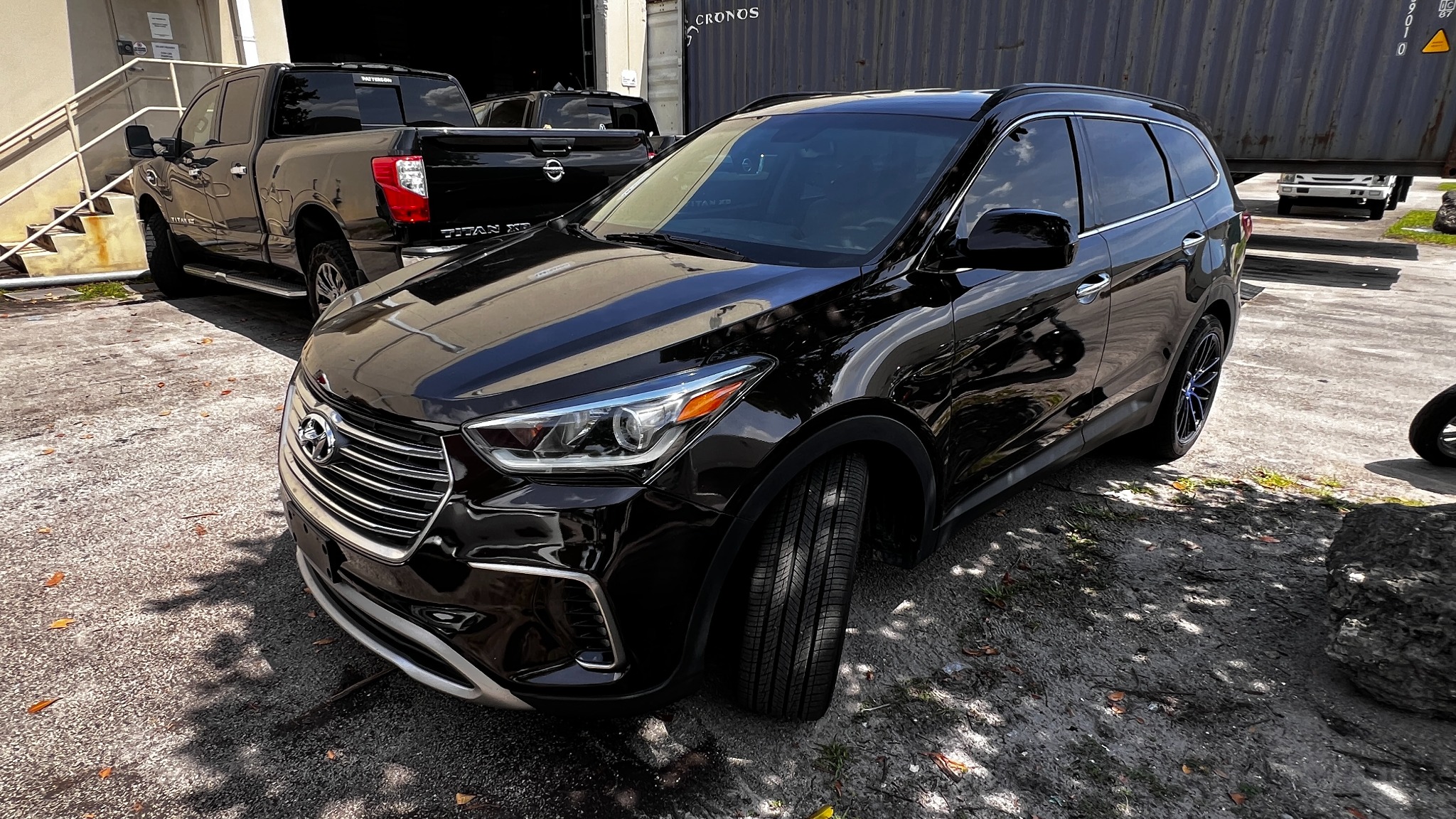 Hyundai Santa Fe preparado junto al área de carga de contenedores