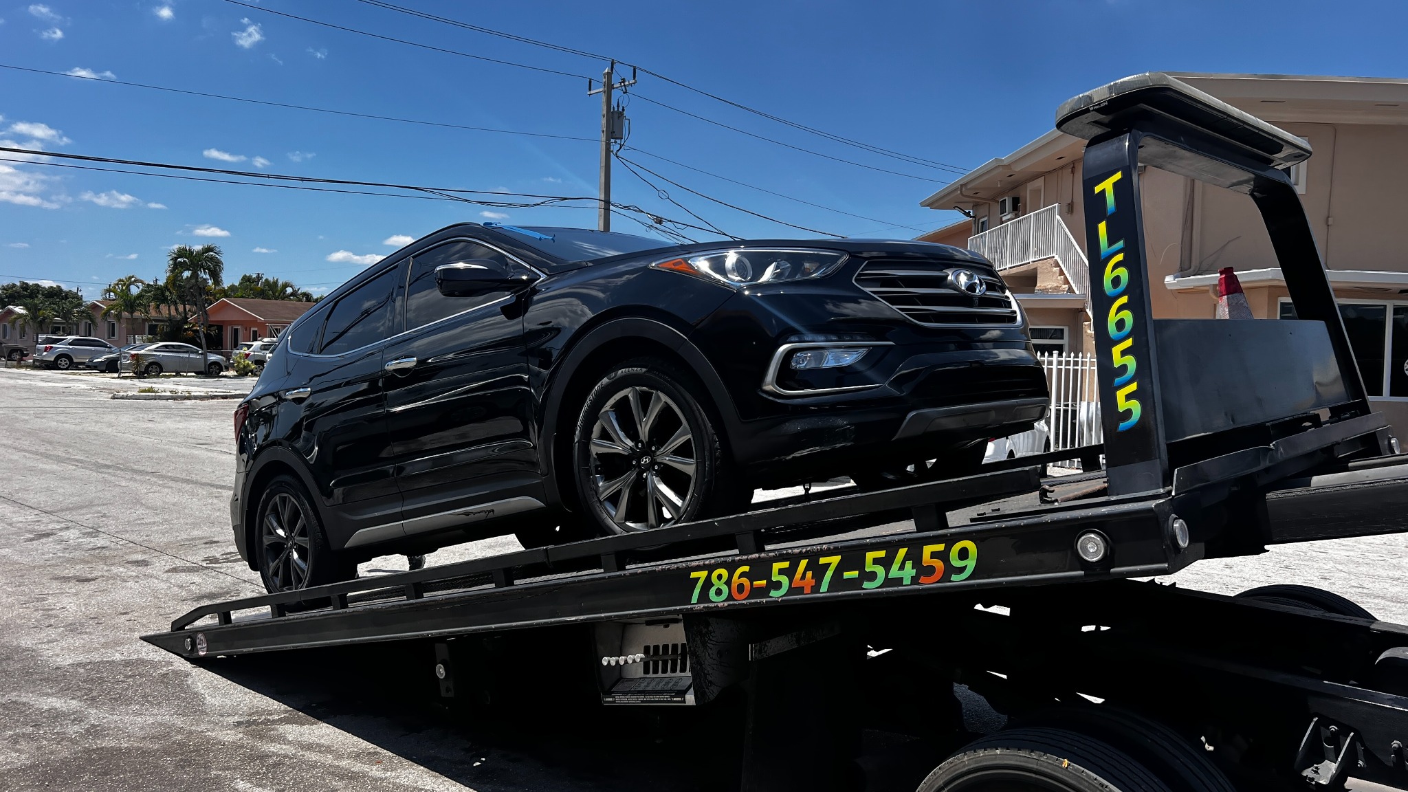 Hyundai Santa Fe negro preparado sobre una grúa