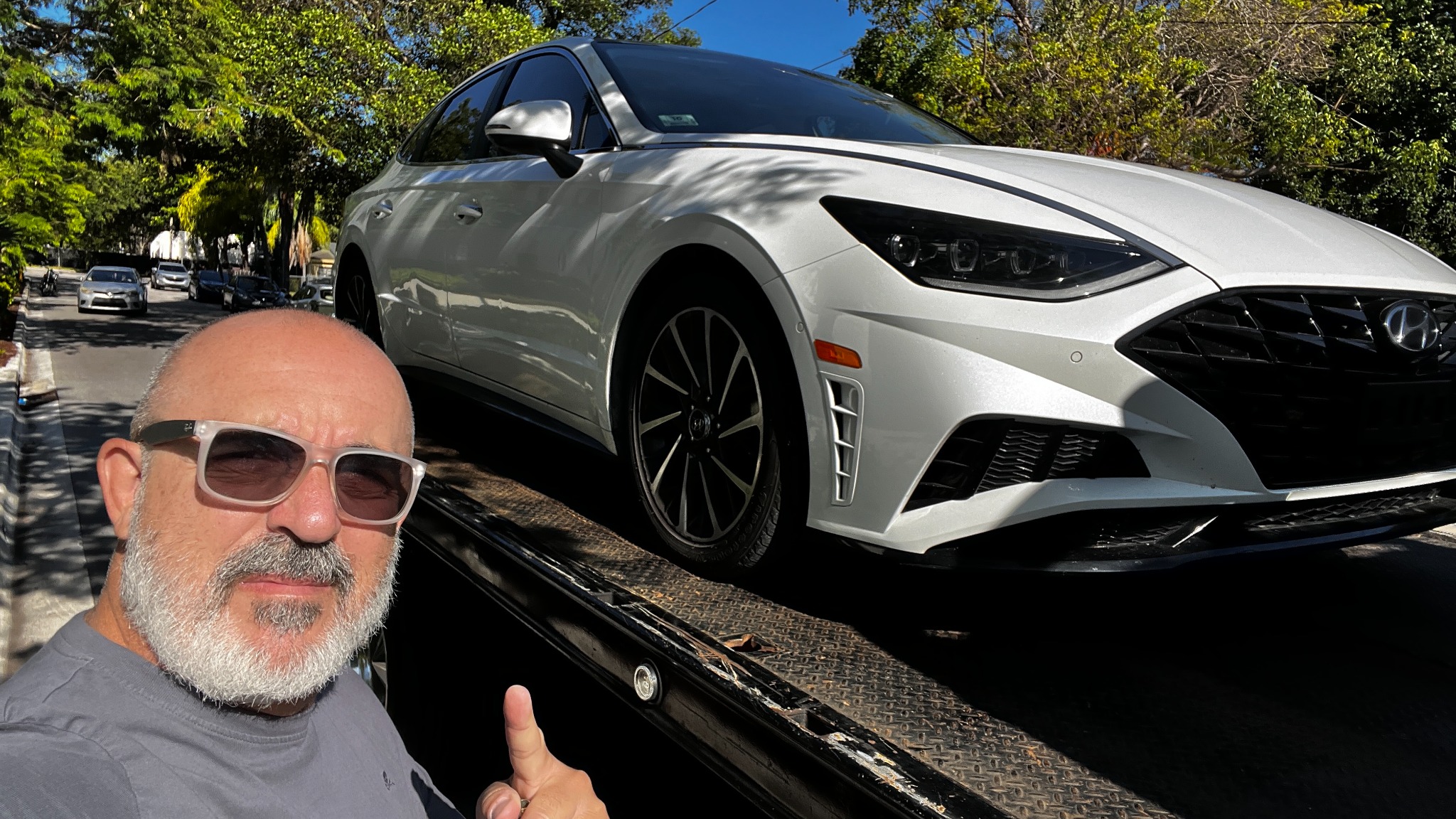 Hyundai Sonata blanco recogido para su proceso de envío