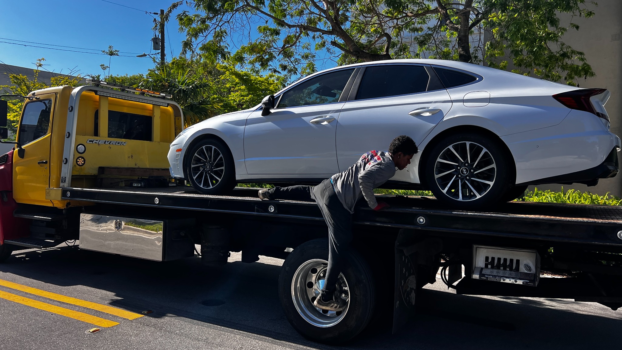 Preparación de un Hyundai Sonata blanco sobre una grúa