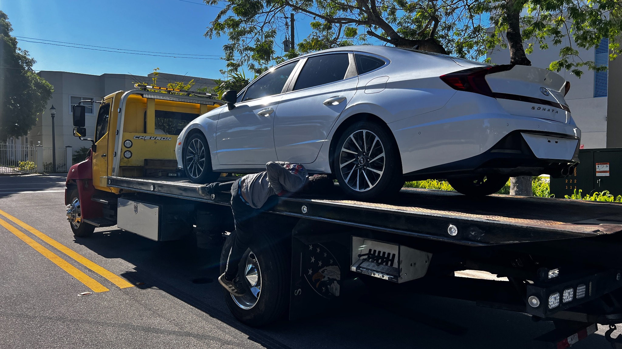 Vista trasera de un Hyundai Sonata blanco durante la recogida