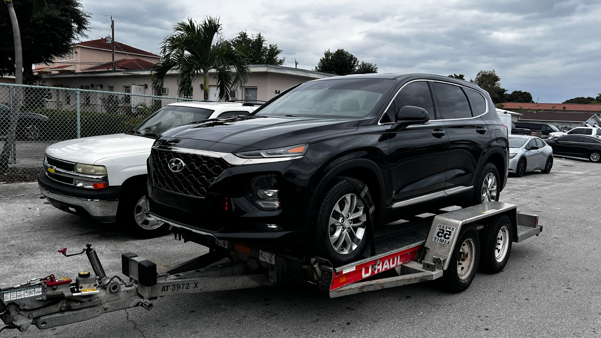 Hyundai Santa Fe negro preparado sobre un remolque