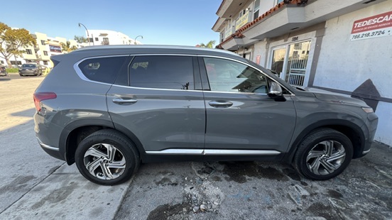 Vista lateral de un Hyundai Santa Fe gris preparado para transporte