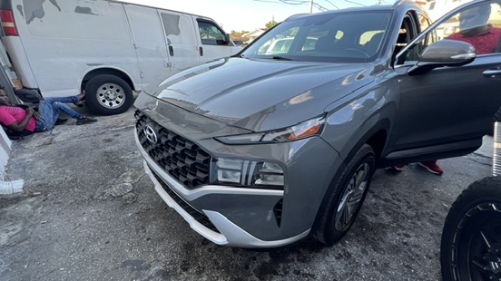 Vista frontal de un Hyundai Santa Fe gris