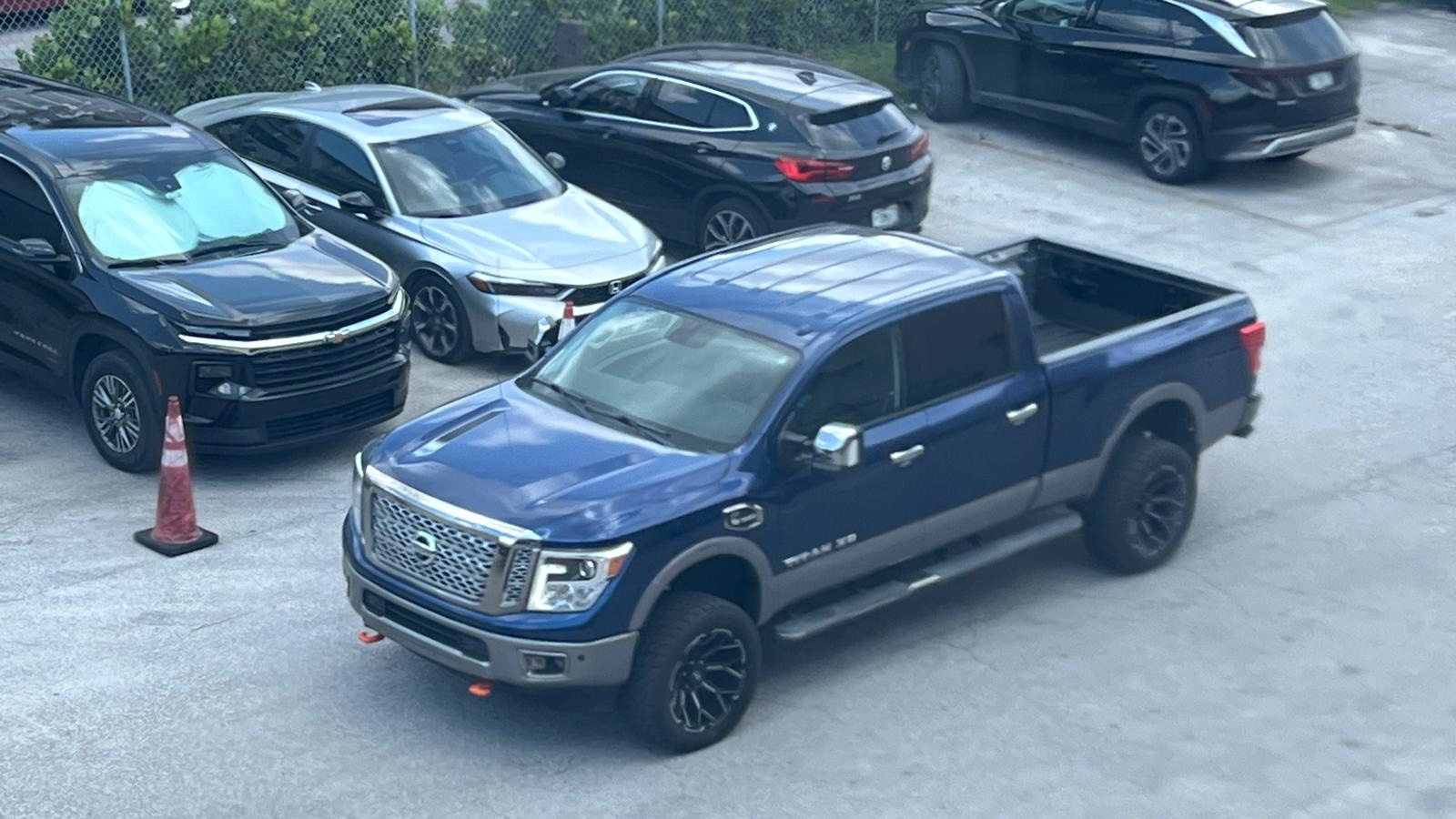Nissan Titan XD inspeccionada en el patio de vehículos
