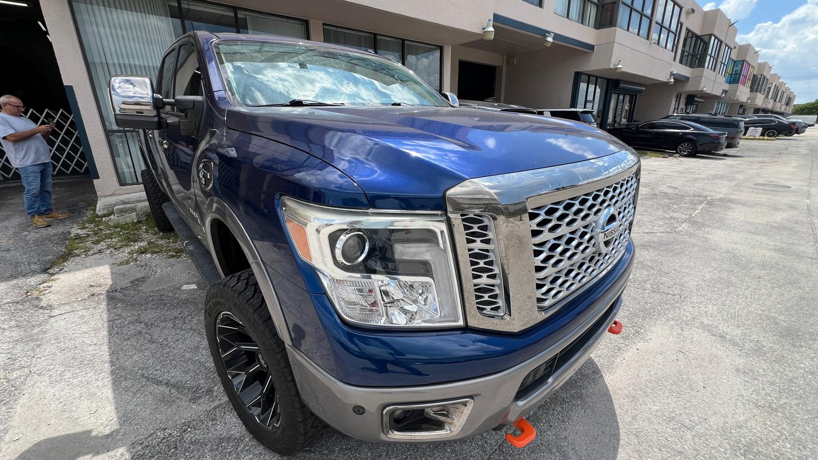 Vista frontal de una Nissan Titan XD preparada para envío