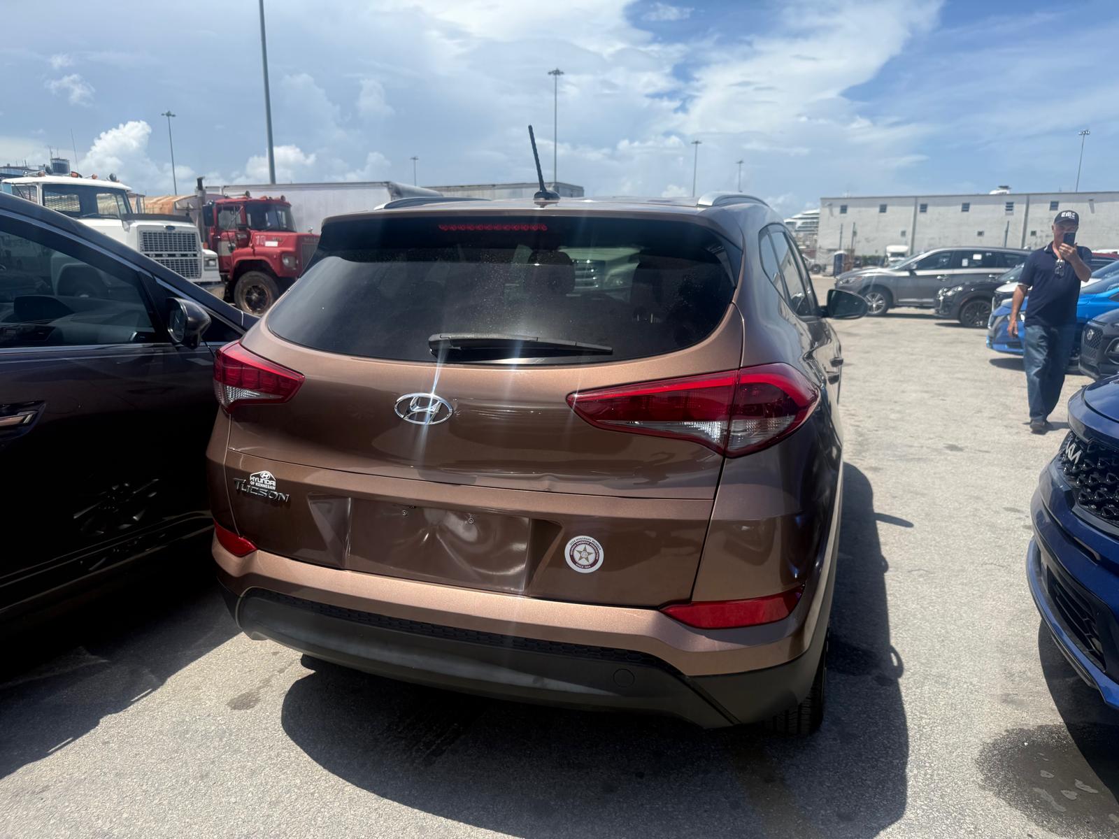 Vista trasera de un Hyundai Tucson inspeccionado antes del envío