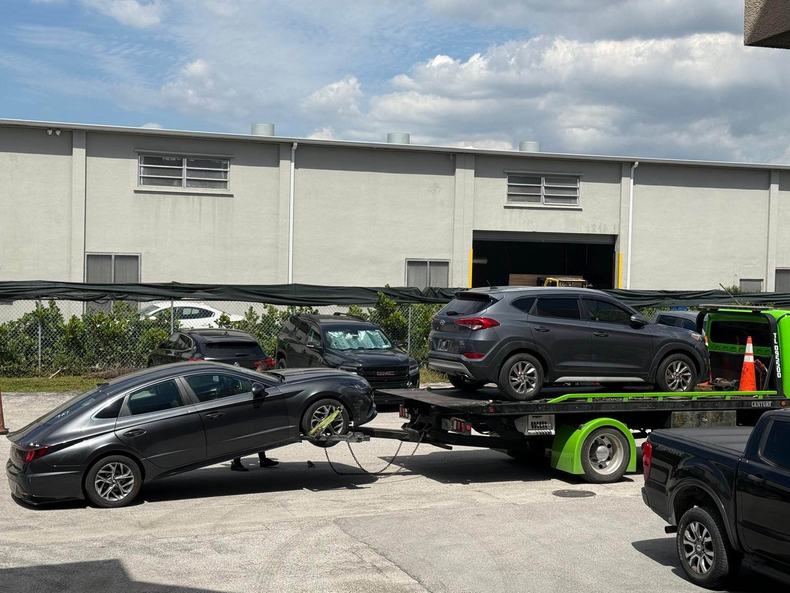 Dos vehículos recogidos y asegurados para su transporte